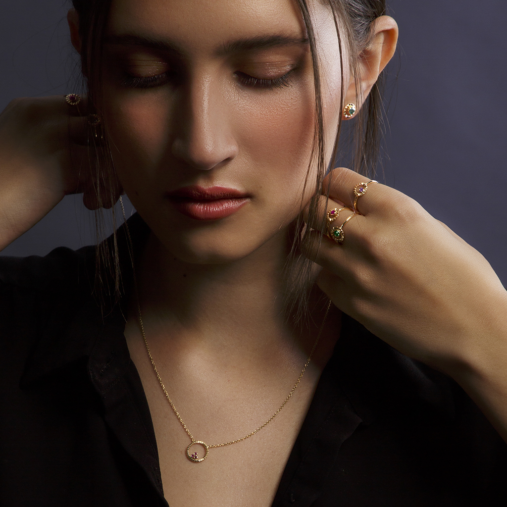 Collection de bijoux créés par Sarah Zanoli, bijoutière. MakeUp Juliette Lamy. Modèle Inès. 