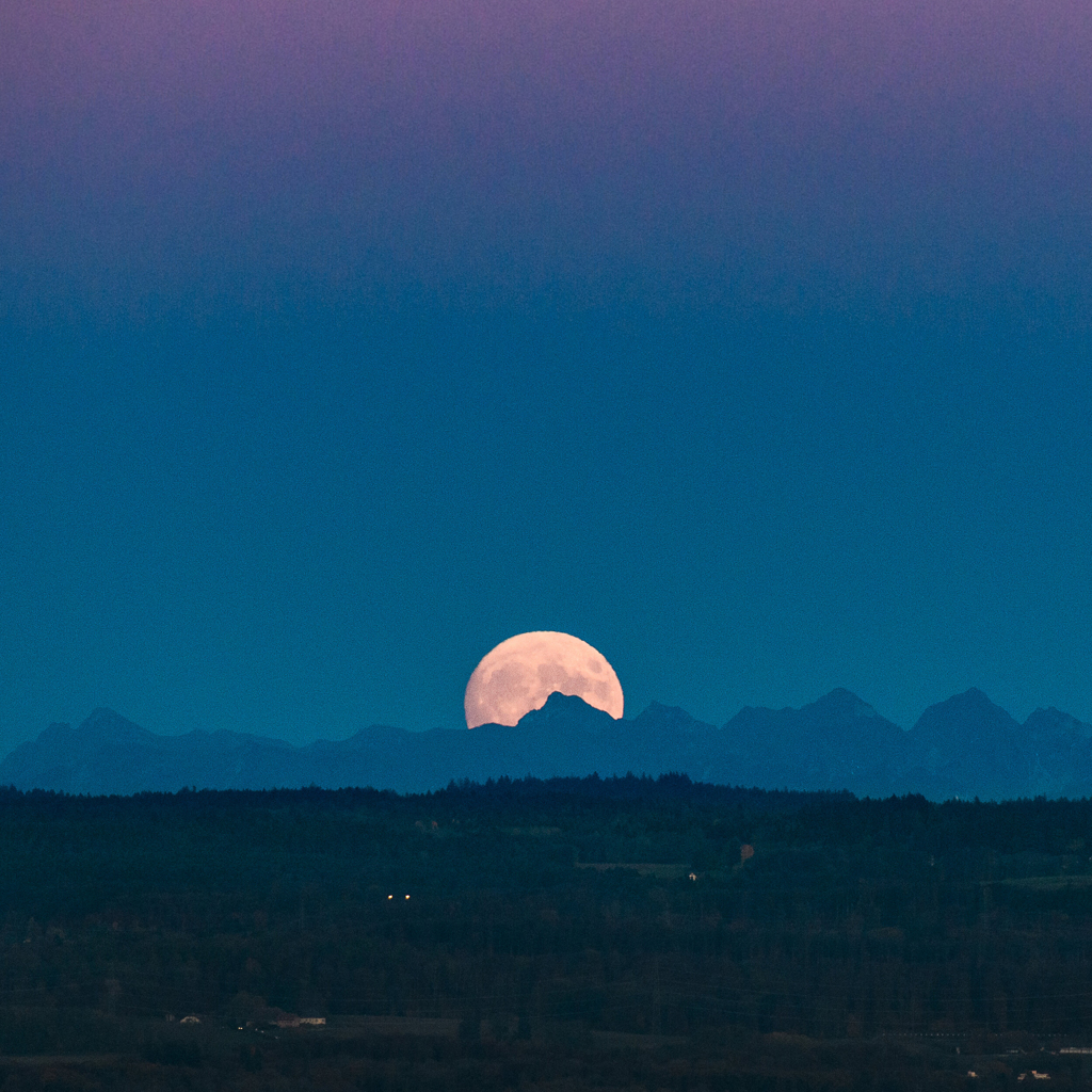 Lever de lune sur les Alpes vu depuis Apples (VD).