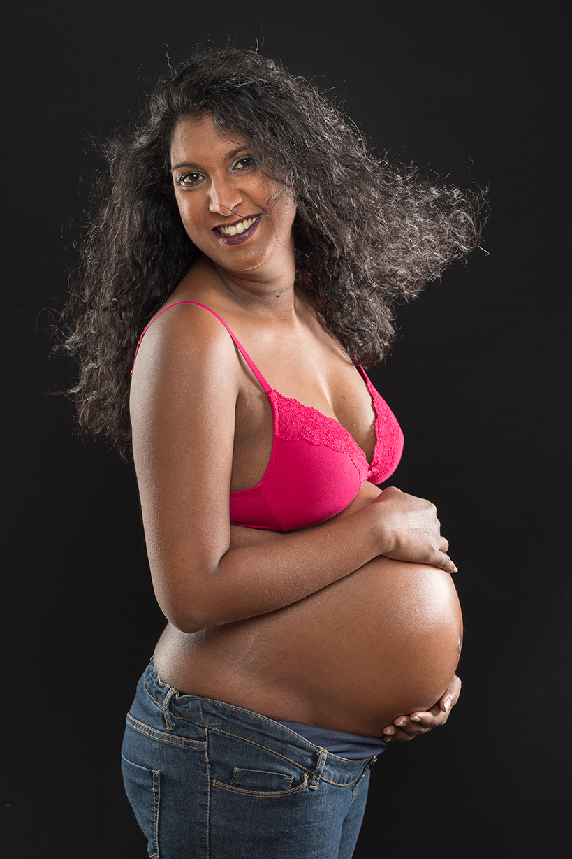 Photo femme enceinte en studio